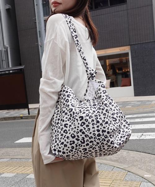 CORNERS(コーナーズ)の「ヒョウ柄トートバッグ(トートバッグ・レディース・ホワイト/ブラウン・FREE)」の4枚目の写真