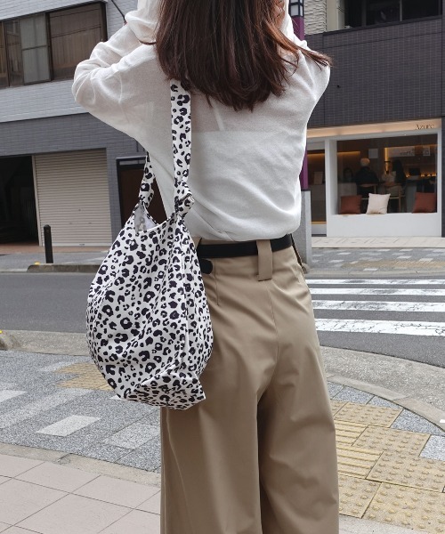 CORNERS(コーナーズ)の「ヒョウ柄トートバッグ(トートバッグ・レディース・ホワイト/ブラウン・FREE)」の7枚目の写真