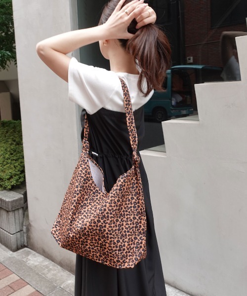 CORNERS(コーナーズ)の「ヒョウ柄トートバッグ(トートバッグ・レディース・ホワイト/ブラウン・FREE)」の11枚目の写真