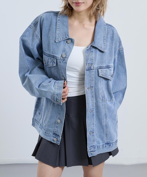 ANAP(アナップ)の「ウォッシュ加工 オーバーサイズ デニム ジャケット(その他アウター・レディース・ブルー/ライトブルー・F)」の2枚目の写真