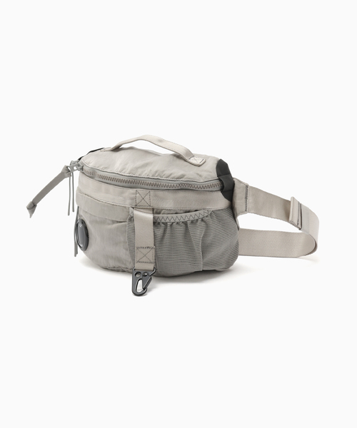 C.P. COMPANY（シーピーカンパニー）の「C.P. Company / シーピーカンパニー NYLON B LENS WAISTBAG（クラッチバッグ・メンズ・ベージュ/ブラック・FREE）」の2枚目の写真