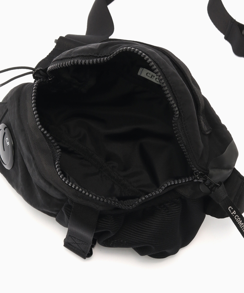 C.P. COMPANY（シーピーカンパニー）の「C.P. Company / シーピーカンパニー NYLON B LENS WAISTBAG（クラッチバッグ・メンズ・ベージュ/ブラック・FREE）」の11枚目の写真