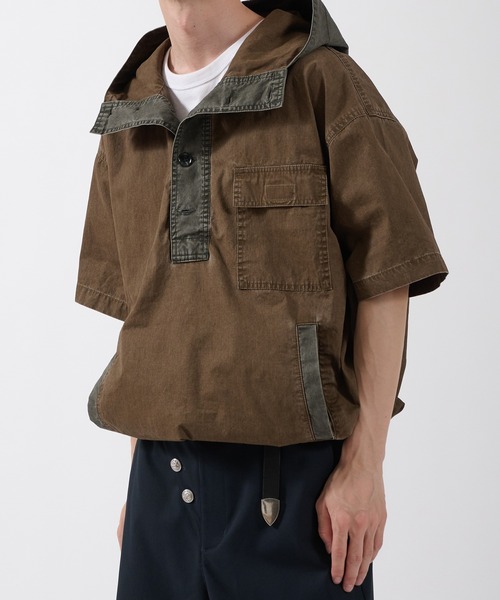 Perushu（ペルーシュ）の「VINTAGELIKE BICOLOR HOODED ANORAK SHIRT／ヴィンテージライクバイカラーフードアノラックシャツ（シャツ/ブラウス・メンズ・ブラウン/チャコールグレー・MEDIUM/LARGE）」の2枚目の写真