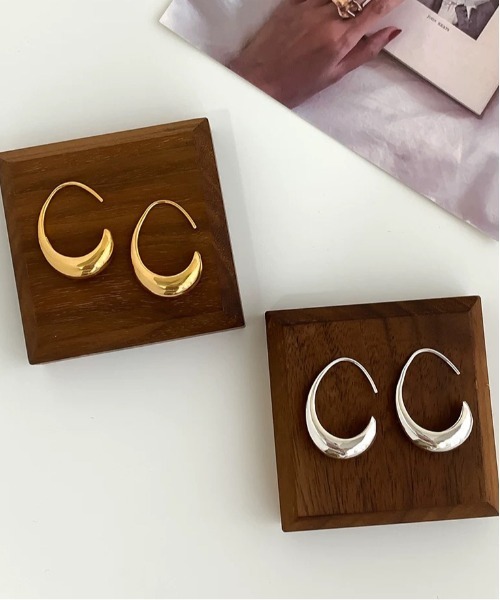 ALWAYS GOOD TIME(オルウェイズグッドタイム)の「【316Lサージカルステンレス】ニュアンスカーブ フープピアス / 金属アレルギー対応 / アクセサリー(ピアス(両耳用)・レディース・シルバー/ゴールド・FREE)」の3枚目の写真