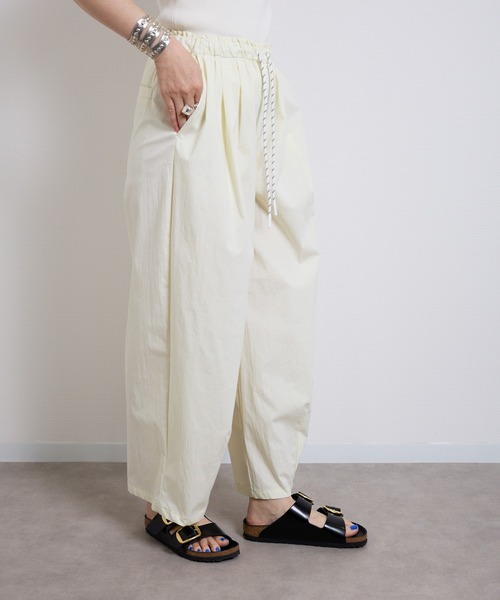 vent blanc(ヴァンブラン)の「vent blanc ヴァンブラン キャンバス タックワイドパンツ(その他パンツ・レディース・アイボリー/ベージュ/ブラック・FREE)」の1枚目の写真