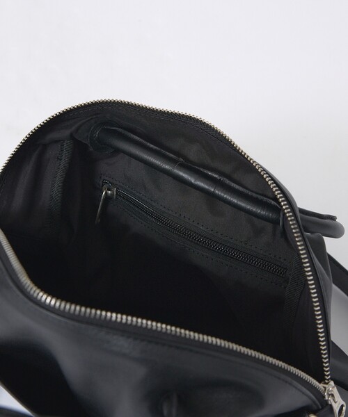 YArKA(ヤーカ)の「【YArKA/ヤーカ】real leather sharp & soft mix nuance bag Mサイズ/ニュアンスボストンバッグ(ボストンバッグ・メンズ・ブラック・フリー)」の4枚目の写真