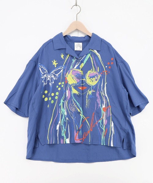 ScoLar(スカラー)の「162715:パステル調サングラスガール柄 レーヨンシャツ(シャツ/ブラウス・レディース・ブルー/オフホワイト・M)」の1枚目の写真