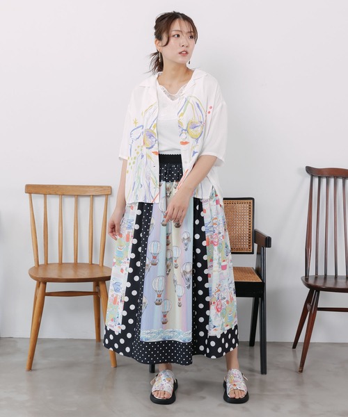ScoLar(スカラー)の「162715:パステル調サングラスガール柄 レーヨンシャツ(シャツ/ブラウス・レディース・ブルー/オフホワイト・M)」の3枚目の写真