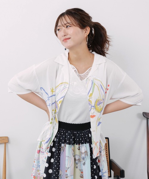 ScoLar(スカラー)の「162715:パステル調サングラスガール柄 レーヨンシャツ(シャツ/ブラウス・レディース・ブルー/オフホワイト・M)」の4枚目の写真