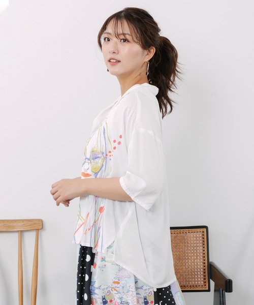 ScoLar(スカラー)の「162715:パステル調サングラスガール柄 レーヨンシャツ(シャツ/ブラウス・レディース・ブルー/オフホワイト・M)」の5枚目の写真
