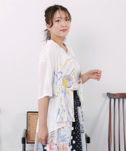 ScoLar(スカラー)の「162715:パステル調サングラスガール柄 レーヨンシャツ(シャツ/ブラウス・レディース・ブルー/オフホワイト・M)」の7枚目の写真