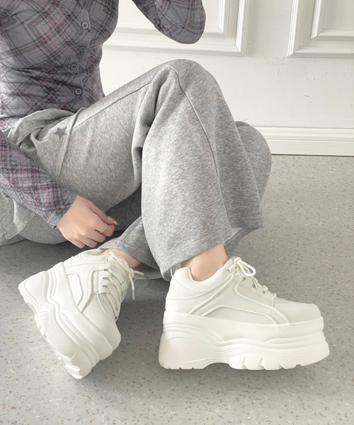 Shoes in Closet(シューズインクローゼット)の「+9.0㎝ 厚底 ボリュームソール スニーカー 2497(スニーカー・レディース・ブラック/ホワイト・M/L/LL/S)」の1枚目の写真