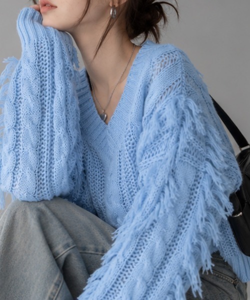 CLOTHY(クロシィ)の「【ざっくりケーブルに、ひとクセフリンジ】フリンジ ケーブル ざっくり Vネックニット(ニット/セーター・レディース・オレンジ/ブルー/アイボリー・FREE)」の3枚目の写真