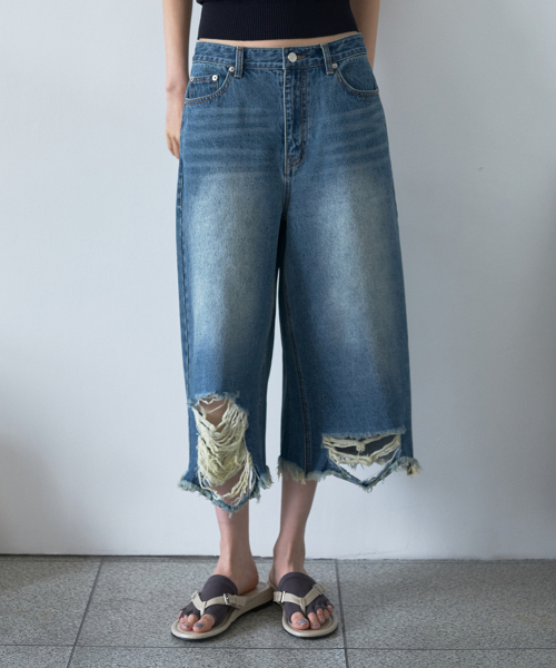 MILLO WOMEN（ミロウーマン）の「ディストレスドデニムバミューダパンツ [ミッドブルー]（その他パンツ・レディース・その他・SMALL/MEDIUM）」の2枚目の写真