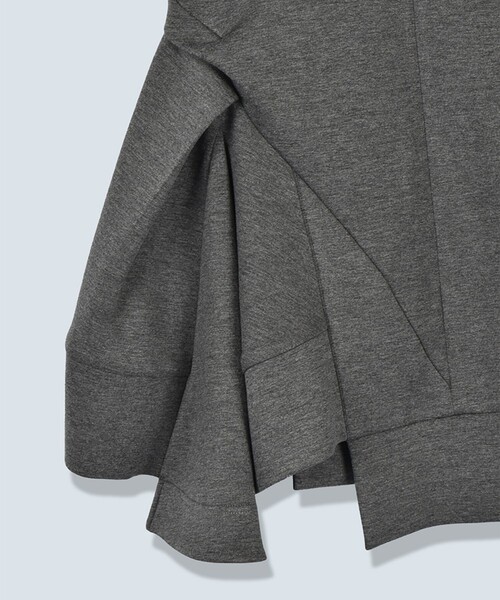 OMMO(オーエムエムオー)の「【OMMO(オーエムエムオー)】DOUBLE CURVE SLEEVE TOP/ダブルカーブスリーブトップス(Tシャツ/カットソー・レディース・ブラック/グレー・FREE)」の5枚目の写真