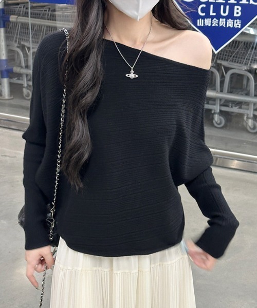 AMAJI（アマジ）の「ワンショルダー ニットトップス（ニット/セーター・レディース・ブラウン/グレー/ブラック/ベージュ/ブルー/カーキ・FREE）」の2枚目の写真