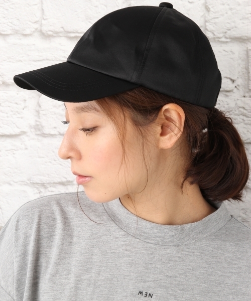 LEPSIM(レプシィム)の「サテンシンプルキャップ 729489(キャップ・レディース・カーキブラウン/ブラック・ONE SIZE)」の2枚目の写真