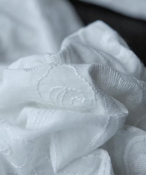 antiqua（アンティカ）の「シンプルデザインの刺繍シャツ（シャツ/ブラウス・レディース・ホワイト・M）」の6枚目の写真