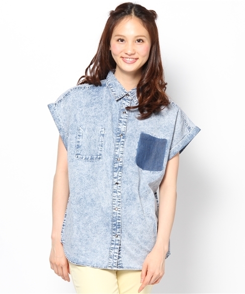 Chico（チコ）の「ルーズデニムシャツ（シャツ/ブラウス・レディース・ブルー/ネイビー/ケミカルウォッシュ/ブラック・FREE）」の4枚目の写真
