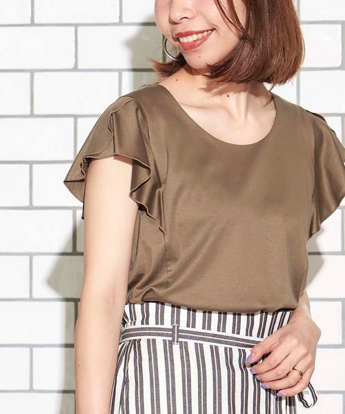 le.coeur blanc（ルクールブラン）の「ペタルスリーブカットソー（Tシャツ/カットソー・レディース・ブラック/パープル/オフホワイト/カーキオリーブ/キャメル・38）」の4枚目の写真