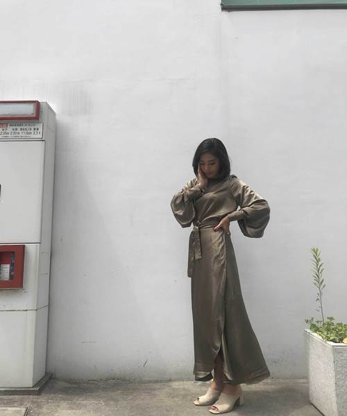 CIEL'AIR（シエルエアー）の「【CIEL'AIR/シエルエアー】セットアップサテンレトロ巻きスカート（スカート・レディース・カーキ/ブラック・FREE）」の7枚目の写真