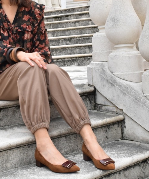 Mode et Jacomo（モードエジャコモ）の「バックルポインテッドトゥパンプス（パンプス・レディース・ブルーグレー/ブラック系その他6/ブラウン系その他6/ブラック/チェリーレッド/クリアブラック/杢グレー/ブラック×ブラック・23cm/23.5cm/24cm/24.5cm/22.5cm/22cm）」の9枚目の写真