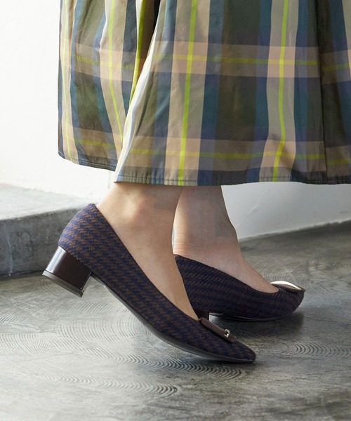 Mode et Jacomo（モードエジャコモ）の「バックルポインテッドトゥパンプス（パンプス・レディース・ブルーグレー/ブラック系その他6/ブラウン系その他6/ブラック/チェリーレッド/クリアブラック/杢グレー/ブラック×ブラック・23cm/23.5cm/24cm/24.5cm/22.5cm/22cm）」の11枚目の写真