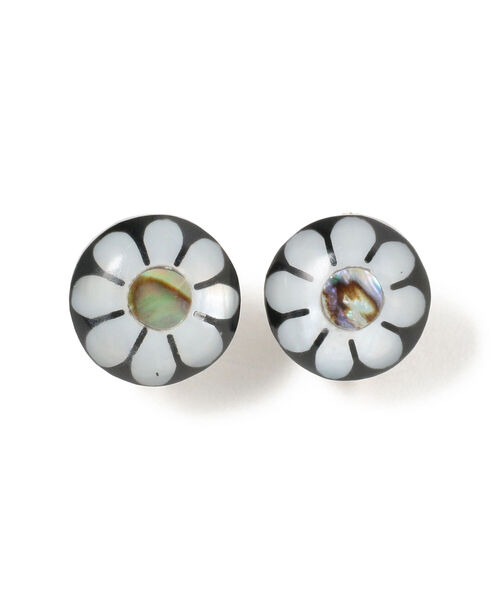 Ray BEAMS（レイビームス）の「Ray BEAMS / フラワー シェル イヤリング（イヤリング・レディース・ホワイト/ブラック・ONE SIZE）」の2枚目の写真