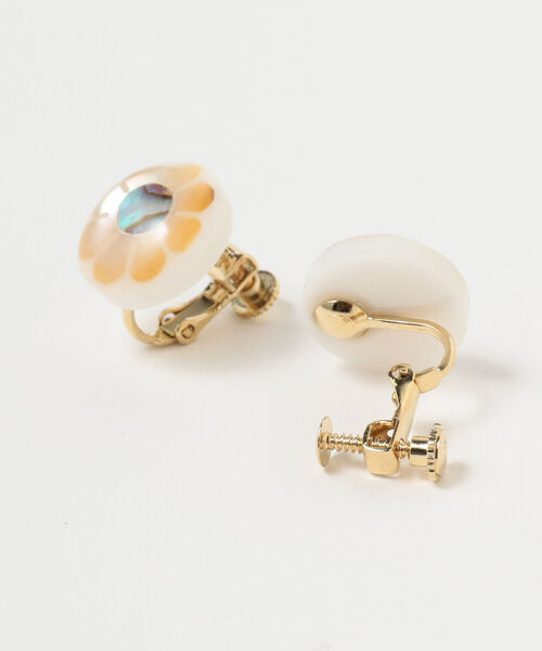 Ray BEAMS（レイビームス）の「Ray BEAMS / フラワー シェル イヤリング（イヤリング・レディース・ホワイト/ブラック・ONE SIZE）」の3枚目の写真