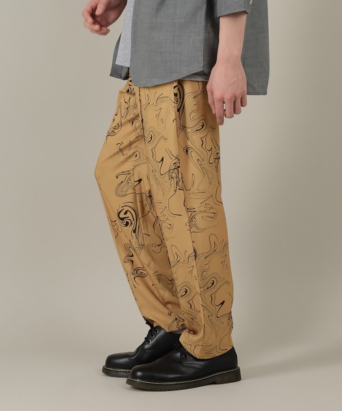 SlashDate(スラッシュデイト)の「総柄プリントとろみテーパードパンツ/マーブル(その他パンツ・メンズ・ブルー系その他/イエロー系その他・M/L)」の7枚目の写真
