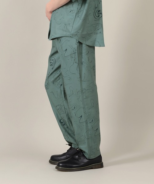 SlashDate(スラッシュデイト)の「総柄プリントとろみテーパードパンツ/マーブル(その他パンツ・メンズ・ブルー系その他/イエロー系その他・M/L)」の3枚目の写真