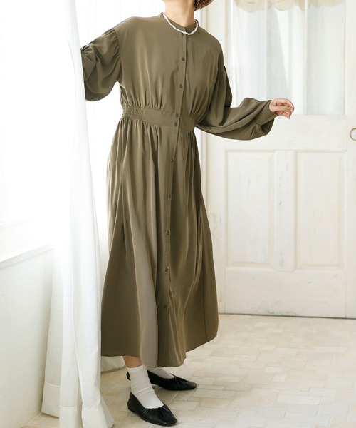 SLURR（スラ―）の「【再入荷】バンドカラーギャザーシャツワンピース（ワンピース・レディース・ベージュ/オフホワイト/グレイッシュベージュ/テラコッタ/カーキ・FREE）」の5枚目の写真