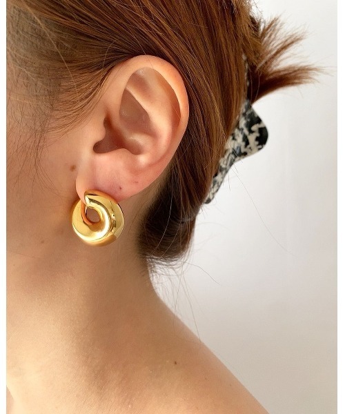 mou（モウ）の「トルネードゴールド艶ピアス（ピアス（両耳用）・レディース・ゴールド・FREE）」の4枚目の写真