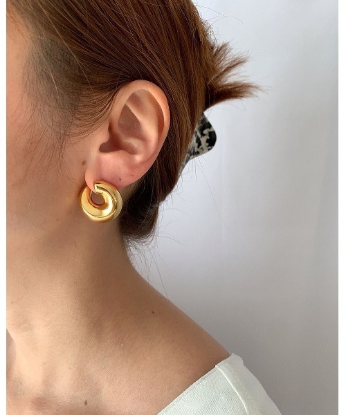 mou（モウ）の「トルネードゴールド艶ピアス（ピアス（両耳用）・レディース・ゴールド・FREE）」の5枚目の写真