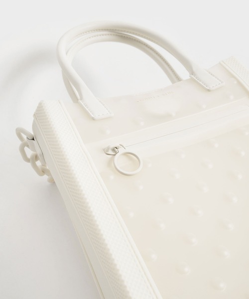 CHARLES & KEITH(チャールズ & キース)の「チェーンリンク トートバッグ / Chain Link Tote Bag(トートバッグ・レディース・ホワイト/ネイビー/ライム/ベビーピンク・M)」の21枚目の写真