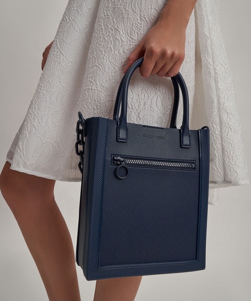 CHARLES & KEITH(チャールズ & キース)の「チェーンリンク トートバッグ / Chain Link Tote Bag(トートバッグ・レディース・ホワイト/ネイビー/ライム/ベビーピンク・M)」の15枚目の写真