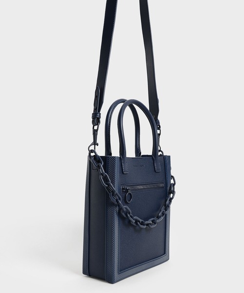 CHARLES & KEITH(チャールズ & キース)の「チェーンリンク トートバッグ / Chain Link Tote Bag(トートバッグ・レディース・ホワイト/ネイビー/ライム/ベビーピンク・M)」の14枚目の写真