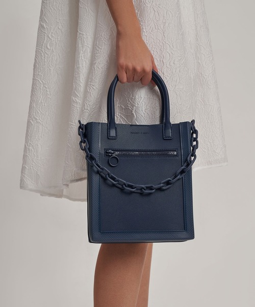 CHARLES & KEITH(チャールズ & キース)の「チェーンリンク トートバッグ / Chain Link Tote Bag(トートバッグ・レディース・ホワイト/ネイビー/ライム/ベビーピンク・M)」の13枚目の写真
