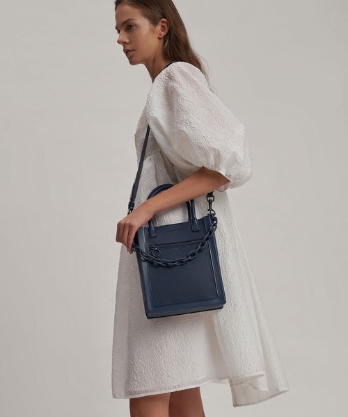 CHARLES & KEITH(チャールズ & キース)の「チェーンリンク トートバッグ / Chain Link Tote Bag(トートバッグ・レディース・ホワイト/ネイビー/ライム/ベビーピンク・M)」の11枚目の写真