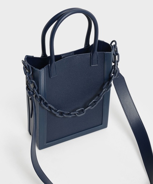 CHARLES & KEITH(チャールズ & キース)の「チェーンリンク トートバッグ / Chain Link Tote Bag(トートバッグ・レディース・ホワイト/ネイビー/ライム/ベビーピンク・M)」の10枚目の写真
