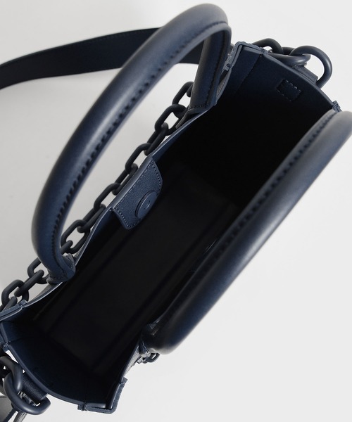 CHARLES & KEITH(チャールズ & キース)の「チェーンリンク トートバッグ / Chain Link Tote Bag(トートバッグ・レディース・ホワイト/ネイビー/ライム/ベビーピンク・M)」の9枚目の写真