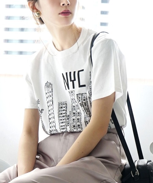 e-zakkamania stores(イーザッカマニアストアーズ)の「セレクトプリント Tシャツ(Tシャツ/カットソー・レディース・ホワイト系その他2/ネイビー×ホワイト/ホワイト×グリーン/ブラック/ホワイト×レッド/ネイビー/ベージュ系その他/ホワイト×パープル/ホワイト系その他/ホワイト/ホワイト系その他4/ベージュ/ホワイト系その他3/チャコール/ホワイト×ネイビー/グレー系その他/ホワイト系その他6/ホワイト×ブルー/ホワイト系その他5/ブルー系その他/グレー系その他2/ブラック系その他/ブラック系その他2/ホワイト系その他7/グレー系/ホワイト系/ブラウン系/ブラウン系1・S/M)」の1枚目の写真