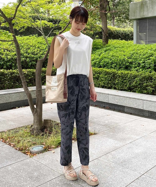 OPAQUE.CLIP（オペークドットクリップ）の「◆ボタニカルプリント　ピンタックイージーパンツ（その他パンツ・レディース・チャコール/ベージュ系その他3・40/38/42/36）」の17枚目の写真