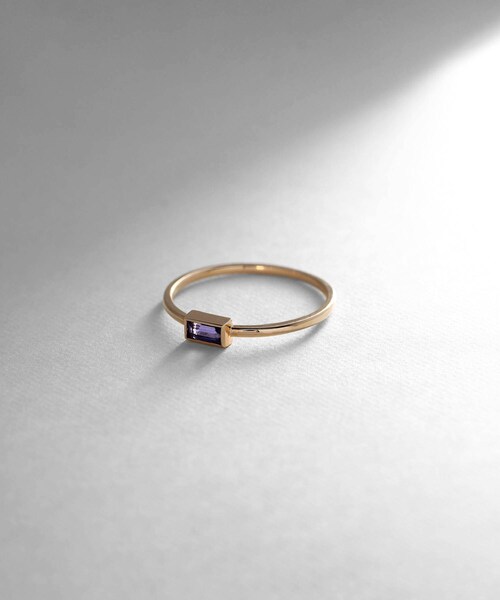 COCOSHNIK(ココシュニック)の「K10アイオライト バゲットカット リング(リング・レディース・オリーブ系5・10号/12号/14号)」の1枚目の写真