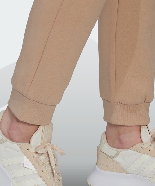 adidas（アディダス）の「アディカラー エッセンシャルズ