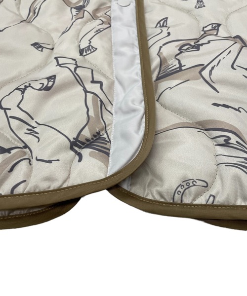 DOLLUPOOPS（ドールアップウップス）の「BIG HOUSEプリントキルティングライトコート（モッズコート・レディース・チャコールグレー/アイボリー・38）」の4枚目の写真