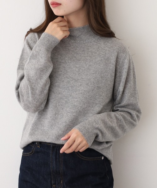 BRODIAEA(ブローディア)の「BRODIAEA 洗えるカシミヤシリーズ ハイネックニット(ニット/セーター・レディース・バイオレット/ブラック/サックスブルー/ライム/チェリーレッド/アクア/ライトピンク/コバルトブルー/モカ/ラベンダー/サンドベージュ/ライラック/ボルドー/ローズ/チェリーピンク/ピンクベージュ/チャコールグレー/シルバーグレー/オフホワイト/エメラルド/イエロー・40)」の4枚目の写真