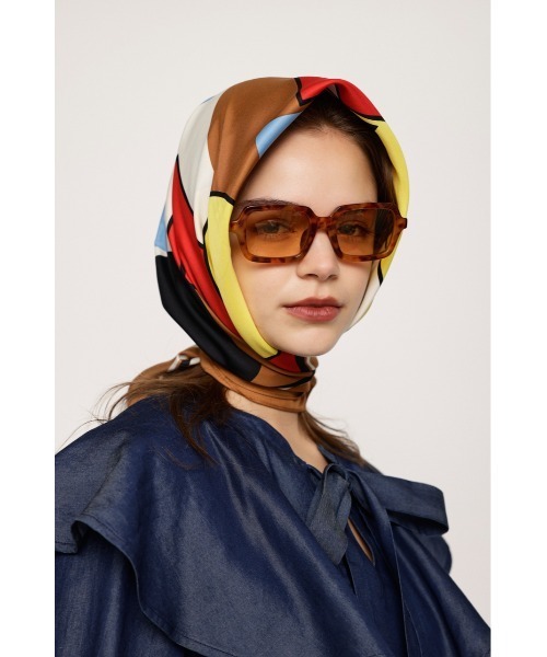 SLY（スライ）の「GEOMETRIC PAINT SCARF ジオメトリック ペイント スカーフ（バンダナ/スカーフ・レディース・ベージュ/グリーン・FREE）」の3枚目の写真