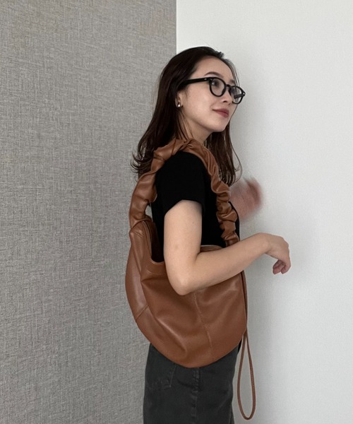 y/m by 村岡美里(イムバイムラオカミサト)の「ドローコードショルダーBAG(ショルダーバッグ・レディース・ブラック/ブラウン/アイボリー・FREE)」の5枚目の写真