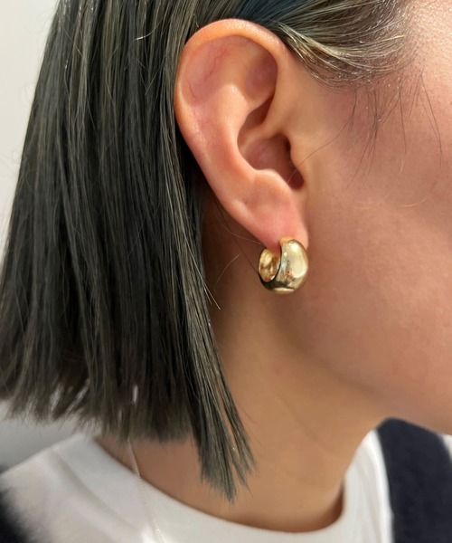 Omekashi（オメカシ）の「ボリュームフープピアス（ピアス（両耳用）・レディース・シルバー/ゴールド・ONE SIZE）」の2枚目の写真